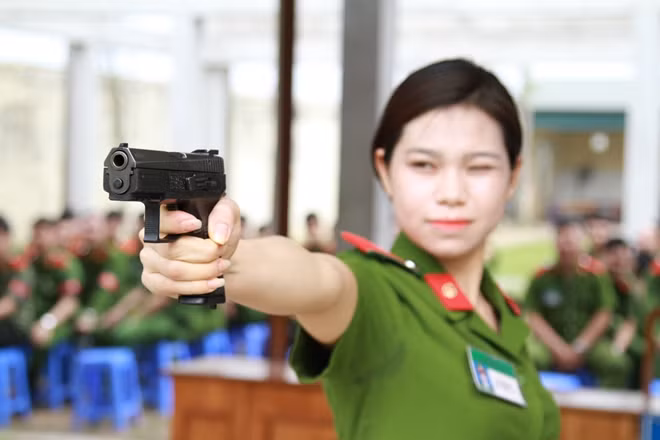 Mặc dù lúc mới học có thể bị yếu thế do thể lực, các học viên nữ vẫn luôn quyết tâm tập bắn súng thật tốt để không thua kém các bạn nam. Bạn Nguyễn Thuỳ Dương lớp A4B1 TC30 cho biết: "Nhờ có sự giúp đỡ của các thầy, mình đã hoàn thành tốt lượt bắn và vượt qua rào cản về thể lực, tâm lý."