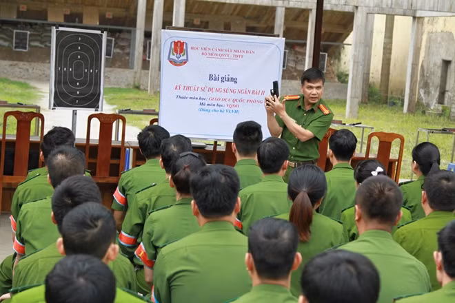 Học viên Học viện CSND trong một buổi học bắn súng trên thao trường. Bắn súng là một kĩ năng chiến đấu không thể thiếu của lực lượng Công an nhân dân.