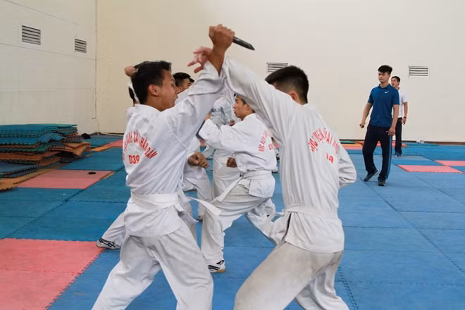 Học viên khoá D39 luyện tập kĩ thuật đối kháng. Khi học nội dung này, học viên sẽ phải trải qua không ít đớn đau, vất vả để thuần thục các kĩ thuật chiến đấu.