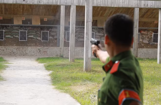 Học viên thực hành bắn súng vào bia ở khoảng cách 25m.