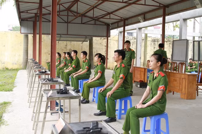 Các học viên lớp A4B1 khoá Tại chức 30 chăm chú lắng nghe hướng dẫn trước khi thực hành.