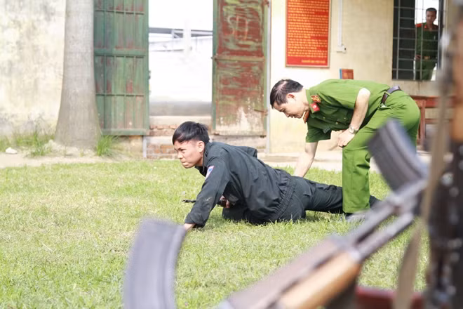 Các học viên luôn nhận được sự hướng dẫn tận tình từ các giảng viên để đảm bảo các động tác kĩ thuật đạt hiệu quả cao trong công tác chiến đấu sau này.
