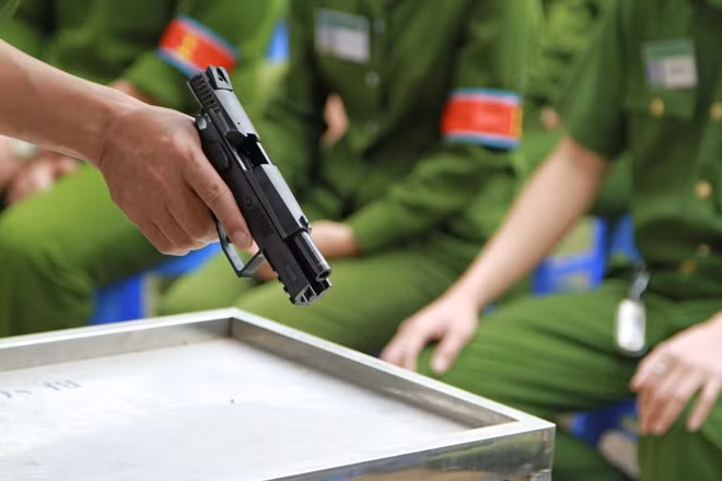 Trung tá Lê Quang Bá, tổ trưởng tổ Quân sự thuộc bộ môn Quân sự võ thuật Học viện CSND cho biết kĩ năng bóp cò là yếu tố vô cùng quan trọng và ảnh hưởng trực tiếp đến hiệu suất của mỗi lần bắn.