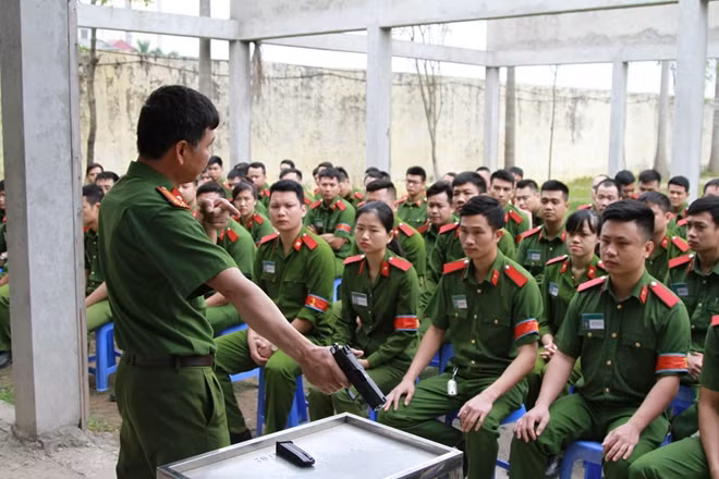 Trong các buổi học, giảng viên bộ môn Quân sự võ thuật luôn dành nhiều thời gian để hướng dẫn các bạn học viên nắm chắc kiến thức và hiểu biết về sử dụng súng, đặc biệt là kĩ năng bóp cò và ngắm bắn.