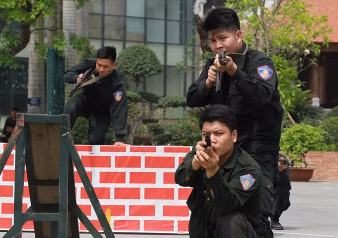 Học viên Học viên CSND luyện tập kĩ thuật chiến đấu giữa trời nắng.