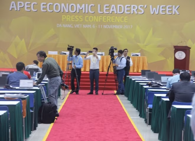 Khu tác nghiệp cho báo chí được chủ nhà Việt Nam ưu tiên. Phòng họp báo chính cũng là nơi làm việc chung của các nhà báo. Tại đây, Chủ tịch nước Trần Đại Quang sẽ chủ trì buổi họp báo sau khi APEC kết thúc.
