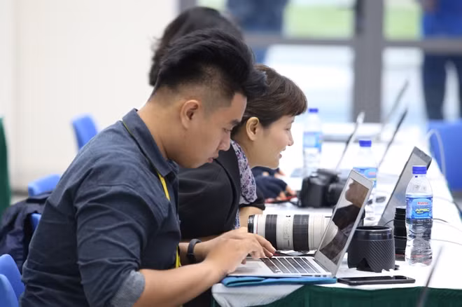 Các phóng viên luôn làm việc với tinh thần trách nhiệm cao nhất, khẩn trương nhất để truyền tải thông tin tới bạn đọc.