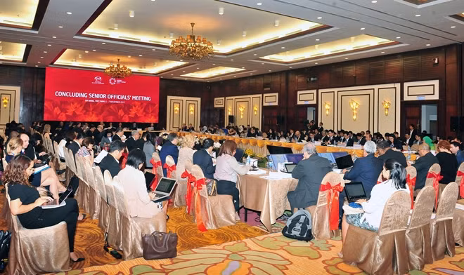 Cùng lúc đó, tại địa điểm diễn ra Hội nghị tổng kết quan chức cao cấp chính thức (CSOM), các phóng viên cũng đang khẩn trương nhất thông tin về sự kiện mở màn của Tuần lễ Cấp cao APEC 2017.