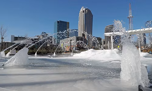 Bồn phun nước đóng băng trong thời tiết lạnh giá ở thành phố Charlotte, Nam Carolina. Ảnh: Boston Herald.