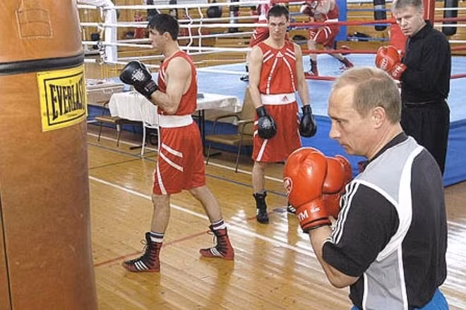 Tổng thống Putin tập đấm bốc năm 2004. Ảnh: ITN