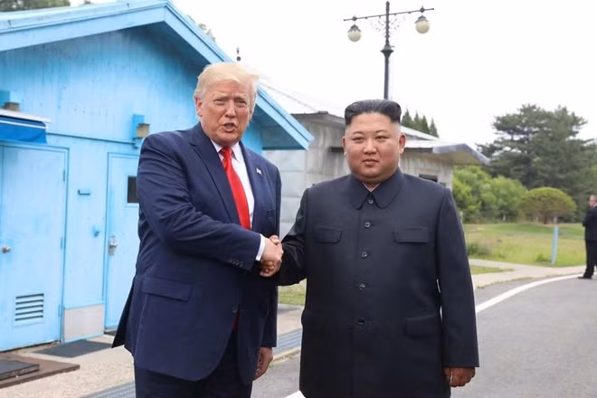 Tổng thống Trump và Chủ tịch Kim bắt tay ở biên giới liên Triều hôm cuối tháng 6. Ảnh: Reuters