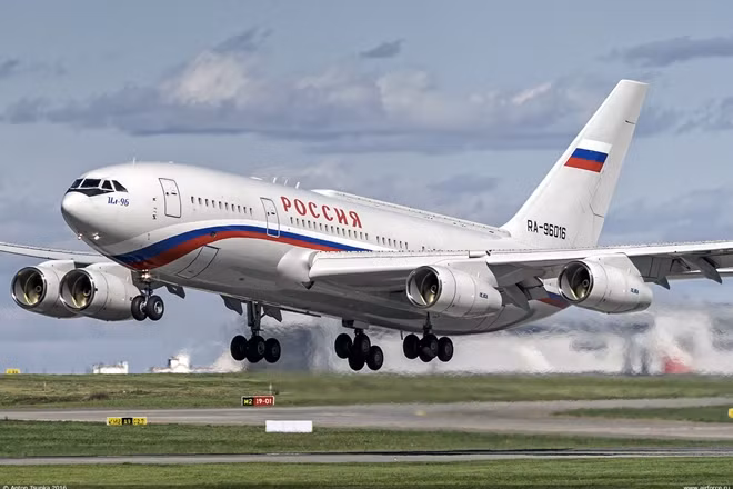 Chiếc chuyên cơ Il-96-300PU của Tổng thống Putin. Ảnh: Sputnik