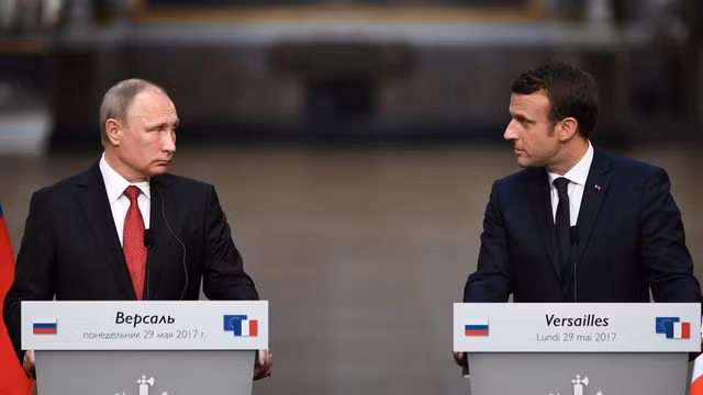 Tổng thống Nga Putin và người đồng cấp Pháp Macron trong cuộc gặp ở Pháp vào năm 2017. Ảnh: Reuters
