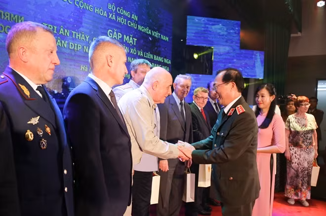 Thứ trưởng Nguyễn Văn Thành tặng quà lưu niệm các thày, cô giáo.