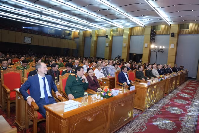 Thứ trưởng Nguyễn Văn Thành và các đại biểu dự buổi gặp mặt.