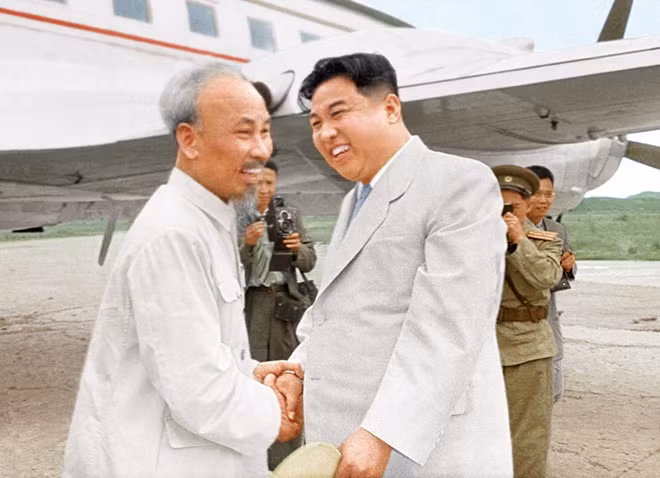 Thủ tướng Kim Nhật Thành đón Chủ tịch Hồ Chí Minh tại sân bay Bình Nhưỡng năm 1957. Ảnh tư liệu
