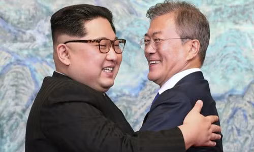 Nhà lãnh đạo Triều Tiên Kim Jong-un và Tổng thống Hàn Quốc Moon Jae-in trong cuộc gặp hôm 27-4. Ảnh: Reuters Nhà lãnh đạo Triều Tiên Kim Jong-un và Tổng thống Hàn Quốc Moon Jae-in trong cuộc gặp hôm 27-4. Ảnh: Reuters