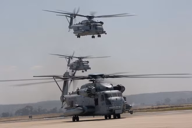 Trong khi đó, Sikorsky CH-53E Super Stallion là mẫu trực thăng vận tải hạng nặng lớn nhất trong biên chế quân đội Mỹ. Nhờ được trang bị ba động cơ công suất lớn, CH-53E có thể mang theo tối đa 14,5 tấn hàng hóa hoặc 55 binh sĩ cùng trang thiết bị vũ khí đi kèm.