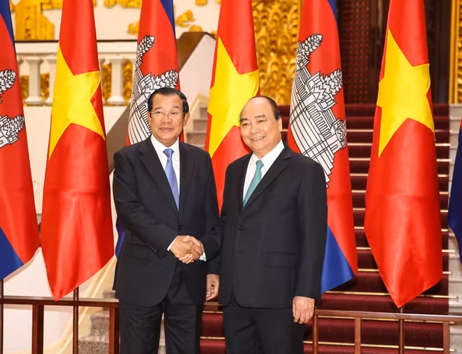 Thủ tướng Nguyễn Xuân Phúc chào đón Thủ tướng Hun Sen.