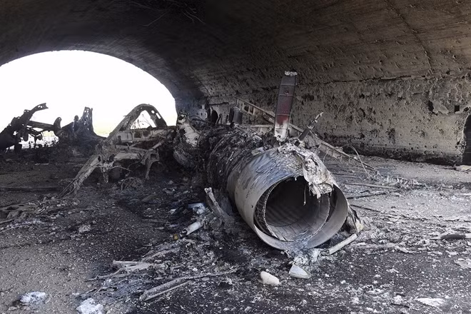 Máy bay chiến đấu Syria hư hỏng hoàn toàn sau vụ không kích. Ảnh: Sputnik