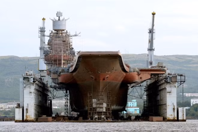 Tàu Kuznetsov trên ụ nổi PD-50. Ảnh: ITN
