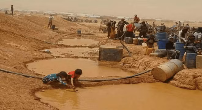 Trẻ em Syria phải uống nước bẩn trong trại Rukban. Ảnh: SOHR