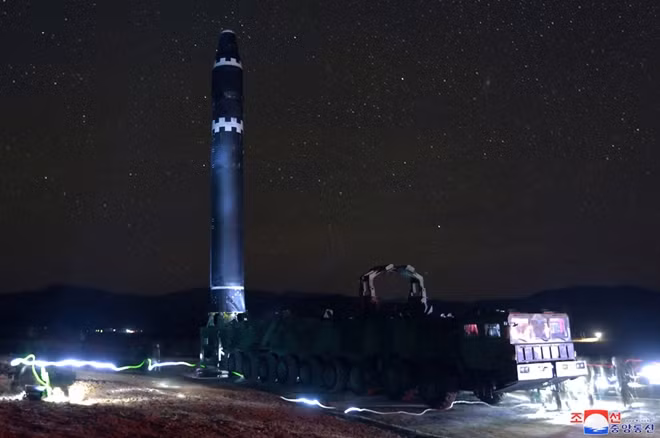 Tên lửa Hwasong-15 của Triều Tiên. Ảnh: KCNA