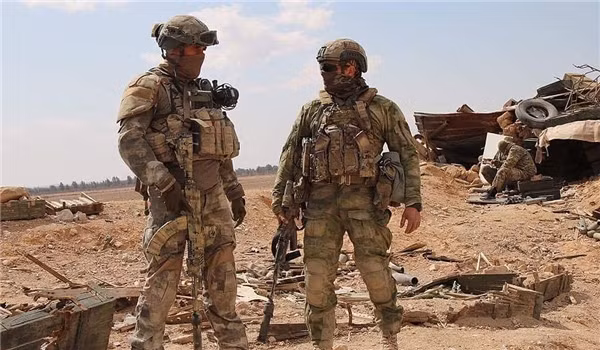 Hai binh sĩ Nga ở Syria. Ảnh: ITN