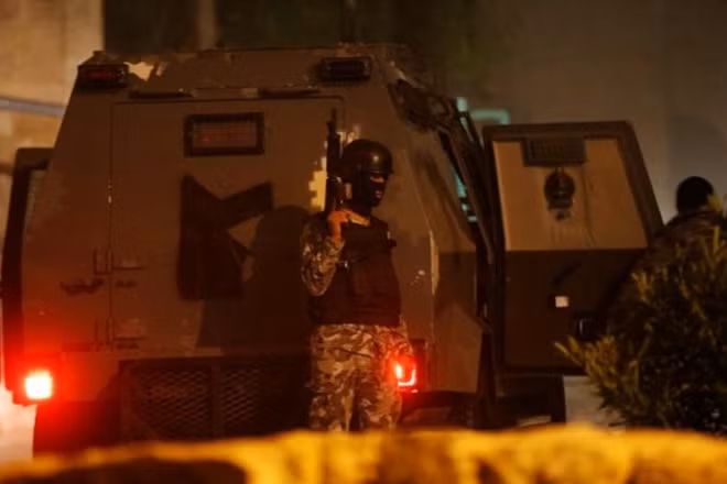 Cảnh sát Jordan tại tòa lâu đài Karak, nơi xảy ra vụ đấu súng. (Ảnh: Reuters)