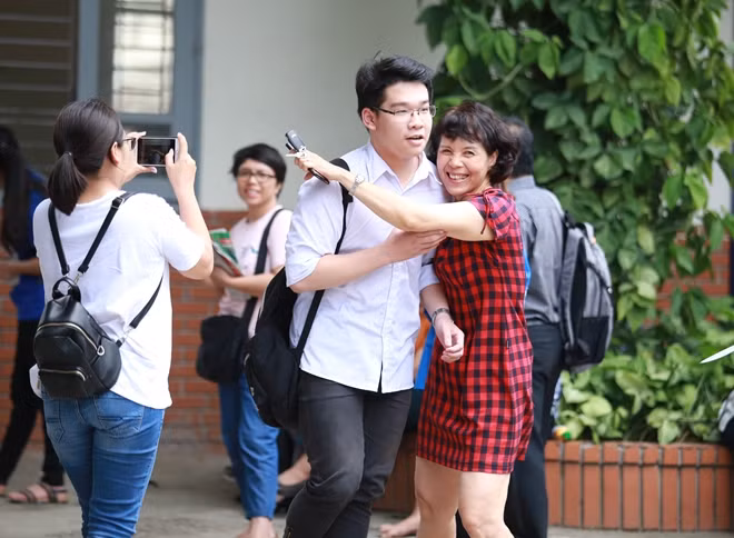 Khoảnh khắc hạnh phúc của hai mẹ con tại điểm thi THCS Việt Nam - Angieri sau môn thi Văn sáng 25-6.