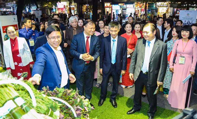 Các khách mời tham quan gian hàng của doanh nghiệp sản xuất kinh doanh có uy tín.