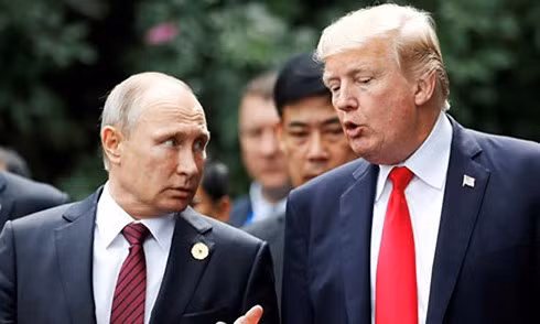 Tổng thống Nga Putin và Tổng thống Mỹ Trump trao đổi bên lề APEC ở Đà Nẵng. Ảnh: Reuters