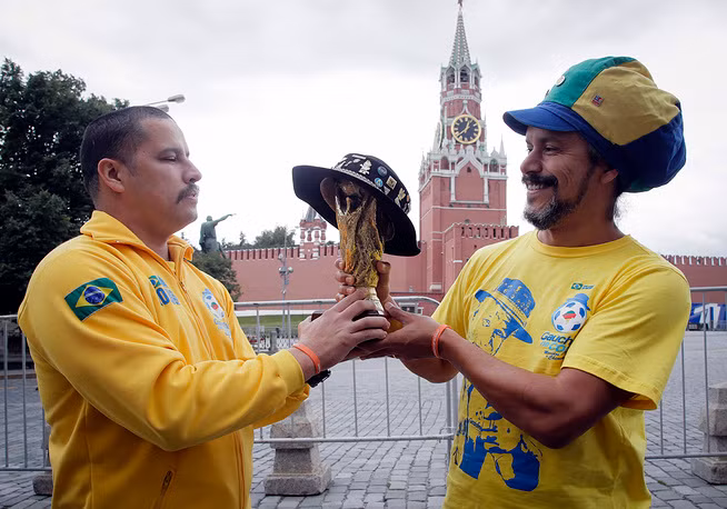 Cổ động viên Brazil cầm một bản sao cúp vô địch World Cup gần Điện Kremlin. Bốn năm trước, Brazil đã đại bại trước Đức trên sân nhà với tỉ số 1-7. Người hâm mộ Brazil hi vọng năm nay đội tuyển quốc gia sẽ lấy lại phong độ như thời 2002.