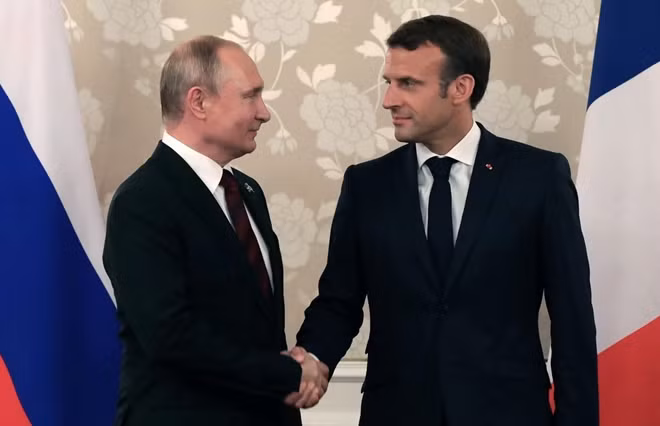 Tổng thống Nga Putin và người đồng cấp Pháp Macron. Ảnh: AP