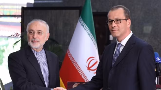 Người đứng đầu IAEO và IAEA tại cuộc gặp ở Tehran. Ảnh: IRNA