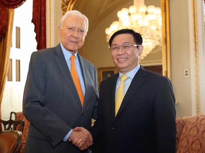 Phó Thủ tướng Vương Đình Huệ cùng Chủ tịch Thượng viện Mỹ tạm quyền, Thượng nghị sỹ Orrin Hatch.