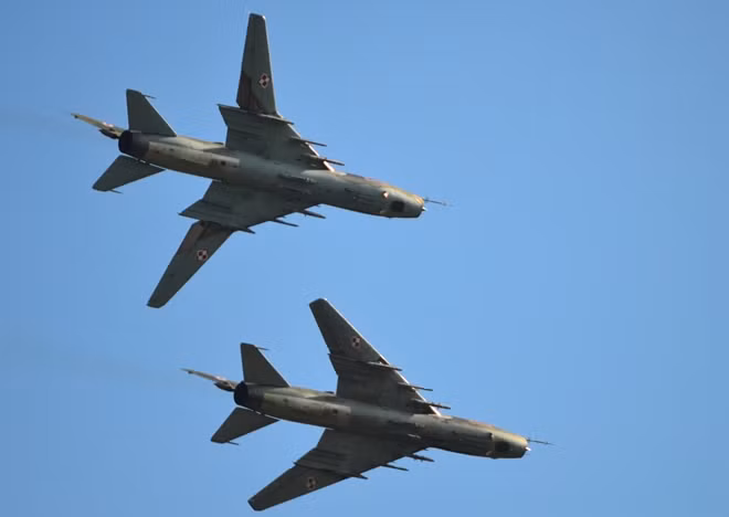 Su-22 trong trạng thái cánh xòe (trên) và cánh cụp. Ảnh: Getty