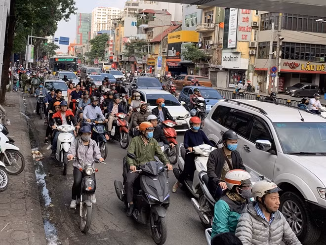 Đường Tây Sơn hướng từ trung tâm ra Ngã Tư Sở ùn tắc nghiêm trọng.