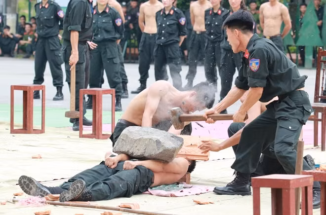 Trong đó, ấn tượng nhất là các màn biểu diễn về khí công. Học viên sẽ luyện khí để đồng môn đặt một tảng đá lớn bụng và nằm lên mảnh kính. Sau đó, một học viên to khỏe dùng búa tạ đập vỡ tảng đá.