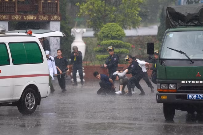 Các học viên Học viện CSND đã hoàn thành xuất sắc nhiệm vụ chống khủng bố giải cứu con tin bị bắt cóc trên máy bay trong một tình huống giả định. Việc luyện tập các tình huống thường xuyên giúp học viên có nhiều kinh nghiệm phục vụ cho chiến đấu sau này.