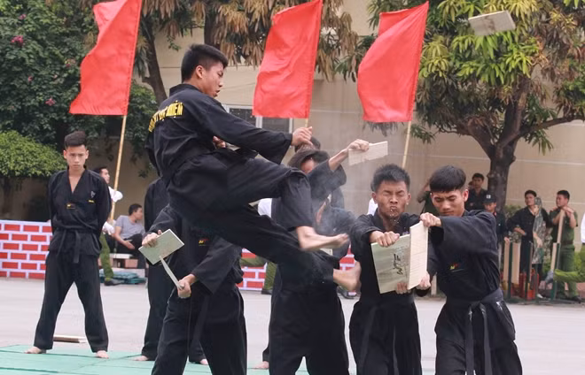 Các học viên thể hiện bản lĩnh, trình độ võ thuật qua các bài biểu diễn động tác võ thuật cực khó.