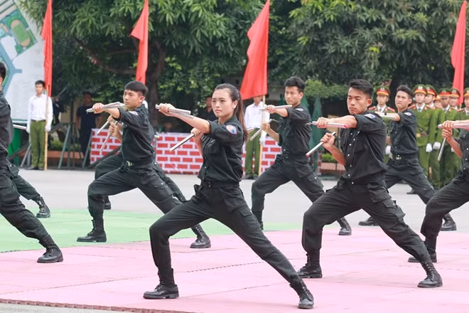 Sau màn duyệt đội ngũ. Các học viên cảnh sát đã biểu diễn võ thuật Cảnh sát đặc nhiệm hai bài quyền; biểu diễn côn nhị khúc, các đòn cắt kéo bằng chân, khí công;