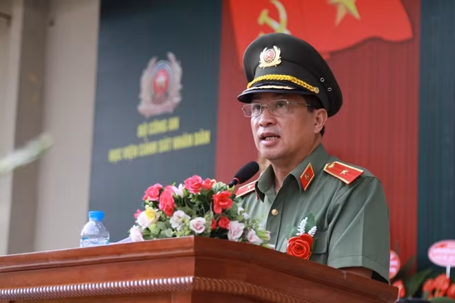 Thiếu tướng Đỗ Ngọc Cẩn, Phó Tổng cục trưởng Tổng cục Chính trị Công an nhân dân phát biểu chỉ đạo tại buổi lễ.