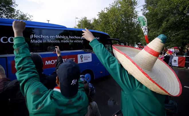 Để phục vụ cho người hâm mộ, Nga đã lập nguyên 12 Fan Zone tại mọi thành phố diễn ra các trận đấu đỉnh cao của World Cup. Fan Zone ở thủ đô Moscow của nước Nga đã chứng kiến khoảng 300.000 cổ động viên tụ hội khi nó được khai trương vào ngày 10-6. Các cổ động viên sẽ được đi lại miễn phí bằng tàu suốt thời gian diễn ra World Cup.