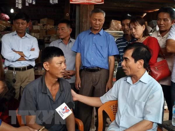 Ông Đào Văn Hiếu thăm, động viên các gia đình bị ảnh hưởng sau sự cố vỡ đập thủy điện Xe Pian-Xe NamNoy. Ảnh: TTXVN