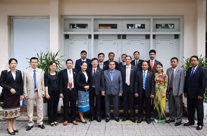 Đoàn đại biểu hai bên chụp ảnh lưu niệm sau buổi làm việc.