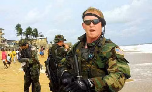 O'Neil từng tham gia nhiều chiến dịch, gồm cả ở Iraq và Afghanistan. Anh lập được nhiều chiến công và được trao tặng huy chương 52 lần.