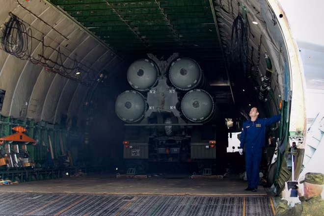 Tên lửa phòng không Nga trong khoang vận tải cơ An-124. Ảnh: RT