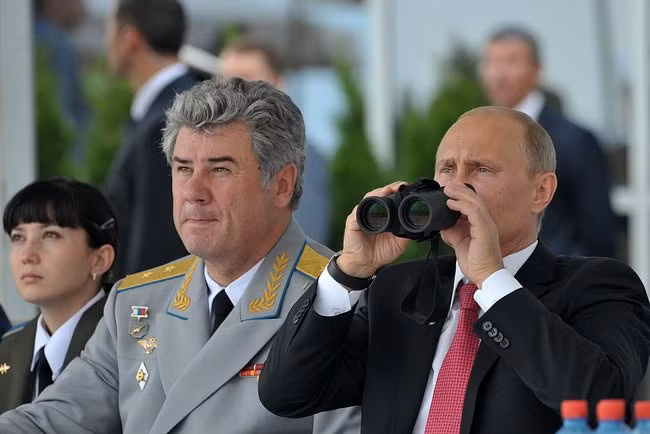 Tổng thống Putin cùng ông Bondarev thị sát một cuộc tập trận. Ảnh: RT