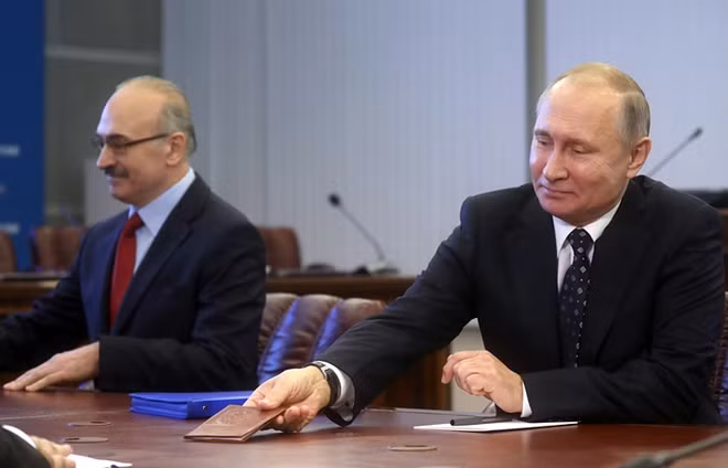 Tổng thống Putin nộp giấy tờ tuỳ thân tại CEC. Ảnh: TASS